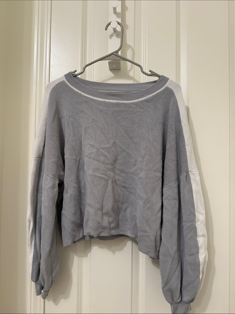 Cropped knitted Sweatshirt in Light Gray with White Stripe and matching joggers